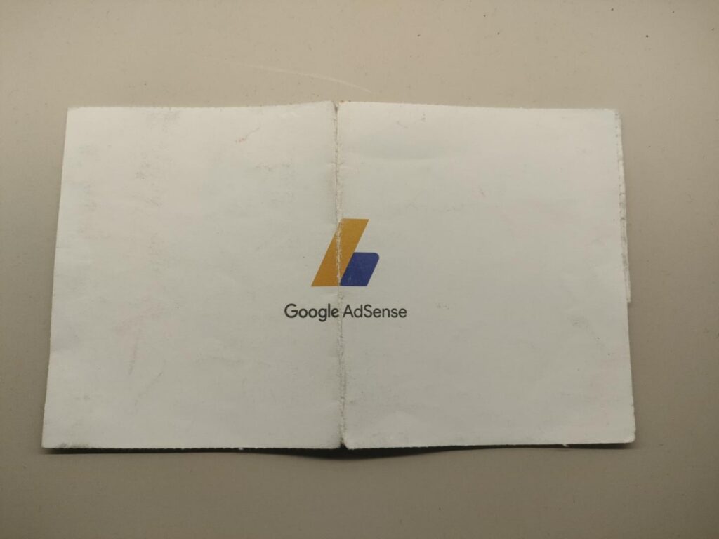 Google AdSenseのPINコード案内の封筒。2018年に届いたものを2026年現在も保管している写真。
