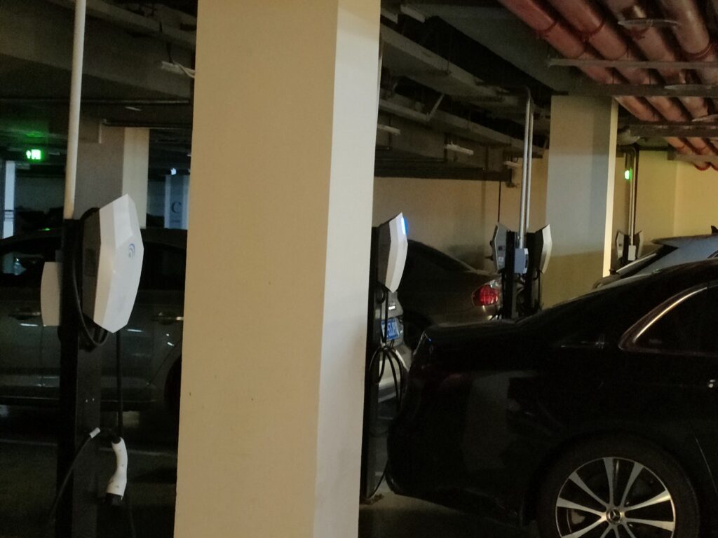中国のマンション地下駐車場に並ぶEV充電設備