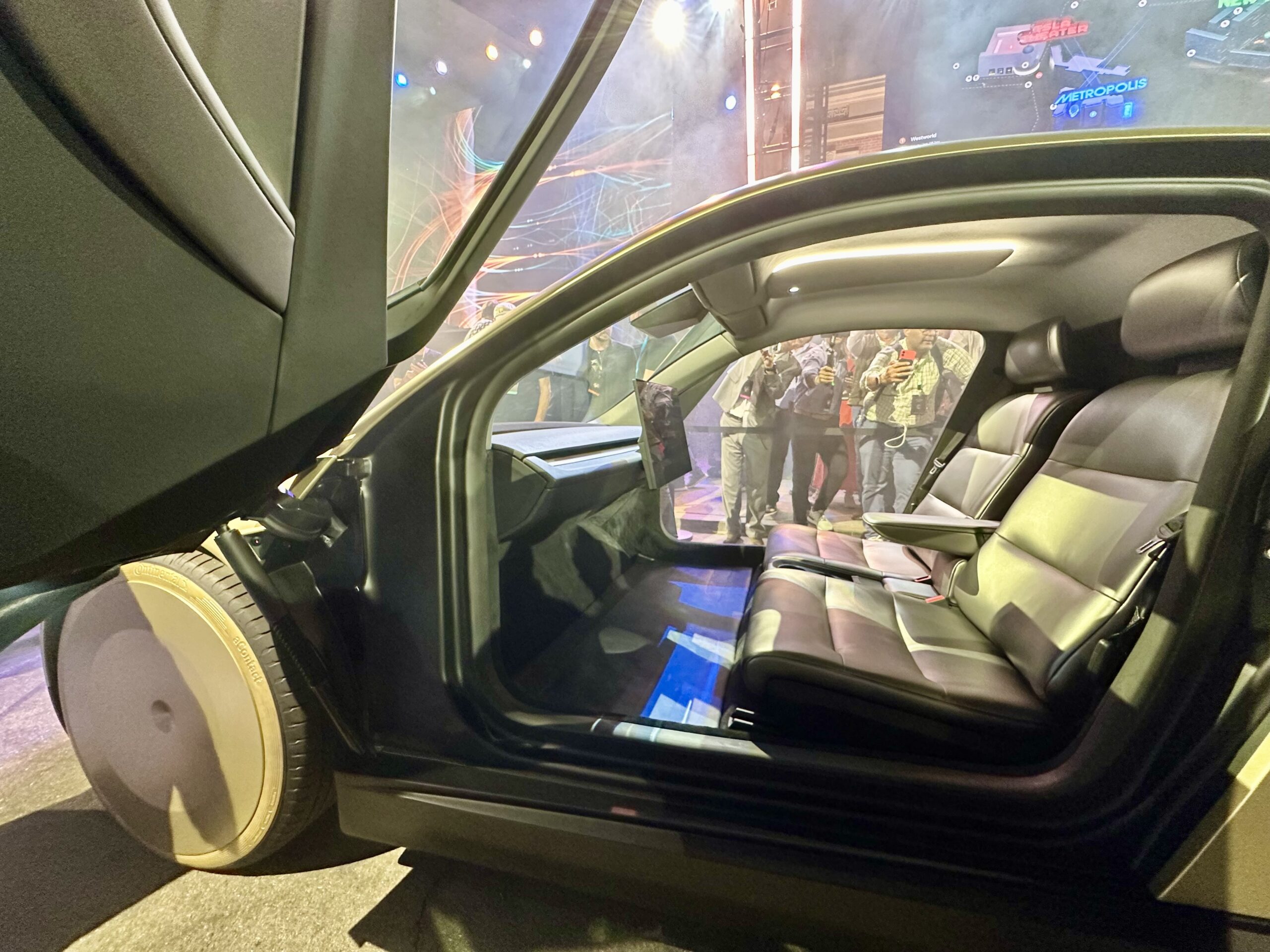 ハンドルとアクセル・ブレーキペダルがないTesla Cybercabの車内